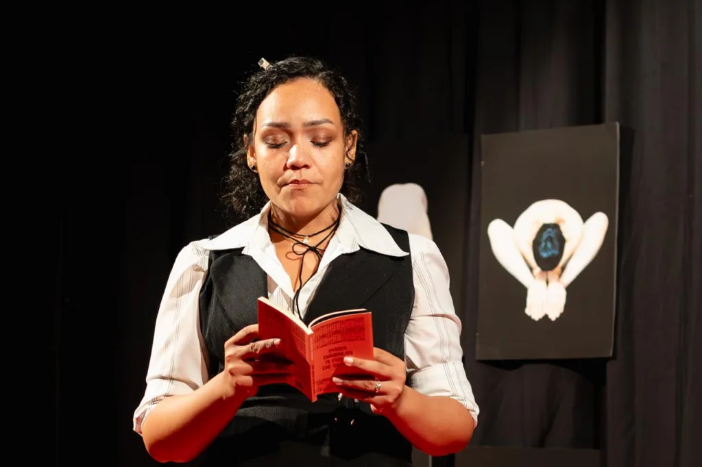 Espetáculo 'Elas por Elas' reúne teatro, poesia, música e artes visuais para refletir sobre a vida das mulheres