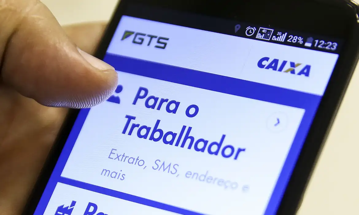 O trabalhador pode consultar o saldo no aplicativo do FGTS