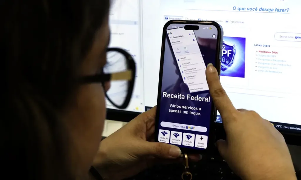 A consulta sobre a restituição pode ser feita por meio do portal da Receita Federal ou pelo aplicativo para dispositivos móveis