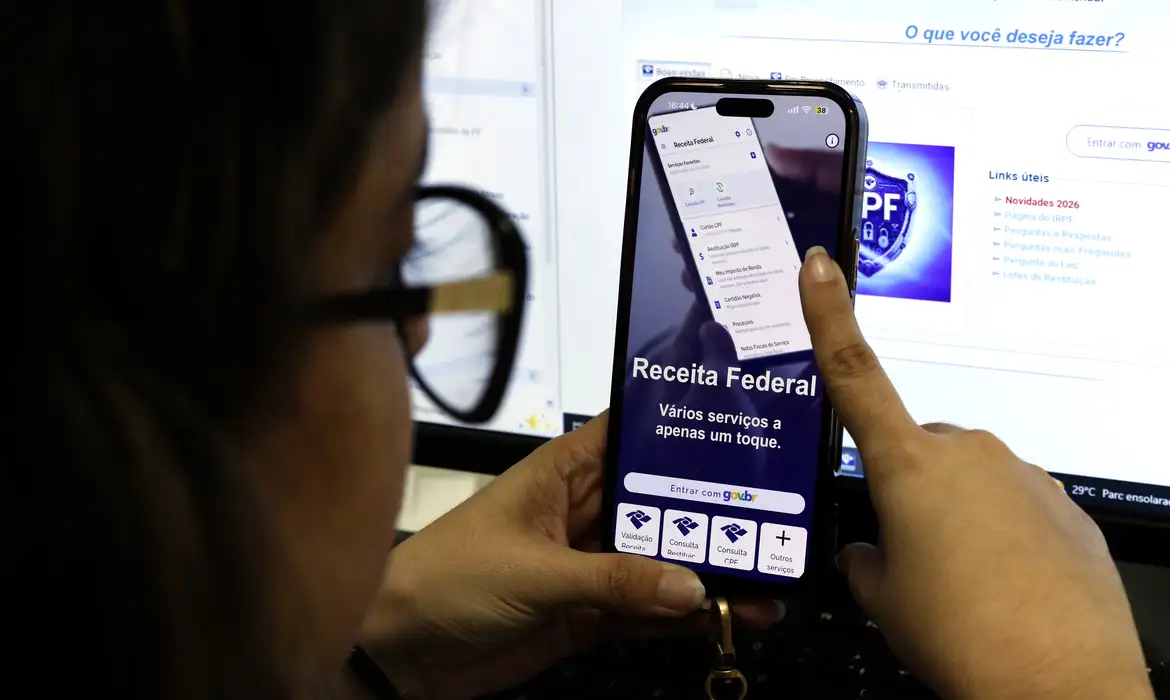 A consulta sobre a restituição pode ser feita por meio do portal da Receita Federal ou pelo aplicativo para dispositivos móveis