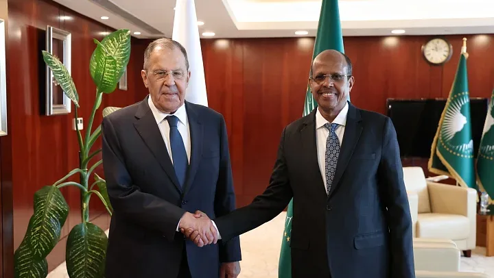 Ministro de Relações Exteriores da Rússia, Sergey Lavrov, durante reunião com o presidente da Comissão da União Africana, Mahmoud Ali Youssouf. 7/7/2025