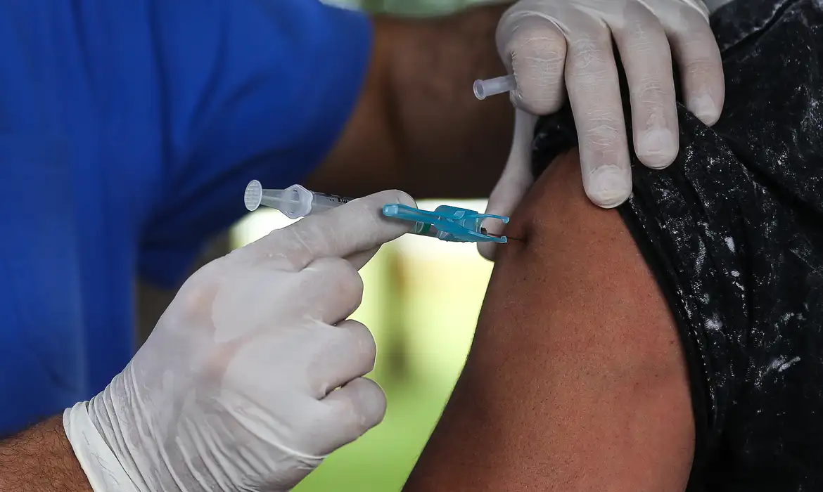 A imunização contra a gripe é disponibilizada de graça, pelo Sistema Único de Saúde (SUS)