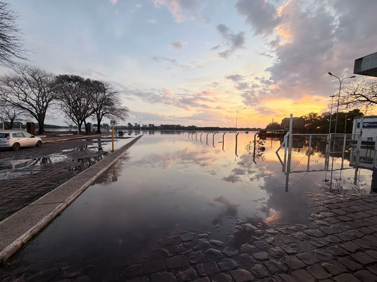 Cheia do rio Uruguai alaga áreas de Itaqui, onde o nível chegou a 8,95 metros nesta segunda-feira (27)
