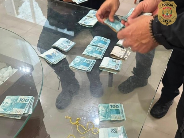 Dinheiro em espécie apreendido durante a Operação Mão Dupla, que investiga suspeitas de irregularidades em contratos do DER-DF.