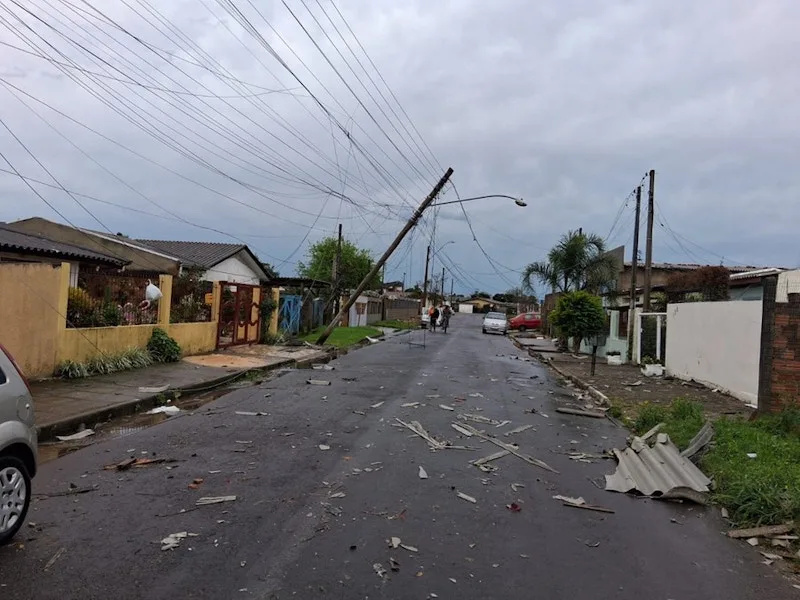 Temporal destelhou mais de 210 casas e derrubou dezenas de postes e árvores em Osório