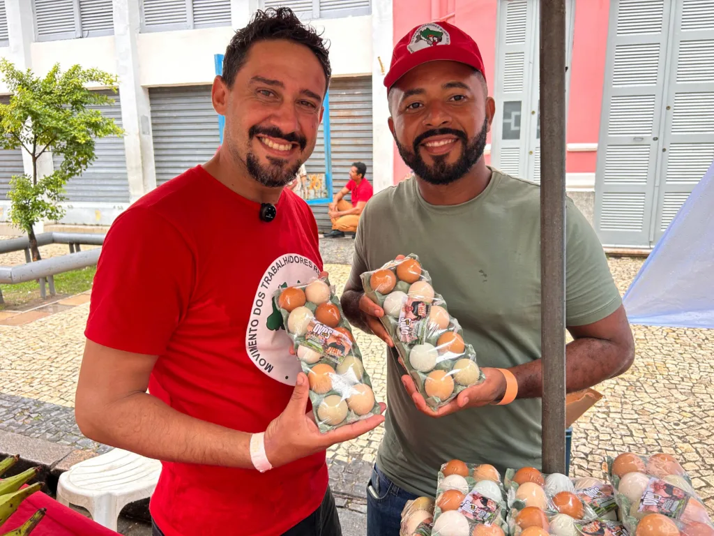 O casal Ghybson Evanno e José Ricardo produzem os 'ovos das galinhas mais felizes do mundo'