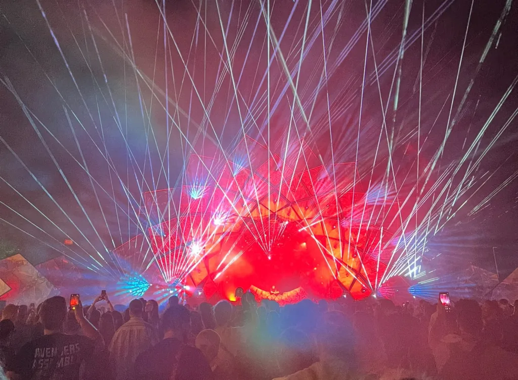 Música, luzes e efeitos visuais ocupam os palcos montados na planície de Nyon durante o Paléo