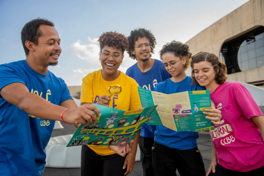 Participantes exploram, de forma interativa, a programação de férias do CCBB, que oferece atividades lúdicas, oficinas e apresentações gratuitas para o público infantil durante o mês de julho no Distrito Federal.