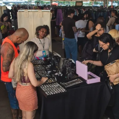 O festival Remoda reúne brechós, marcas autorais, gastronomia e atrações musicais em uma programação dedicada à moda circular e ao consumo consciente.