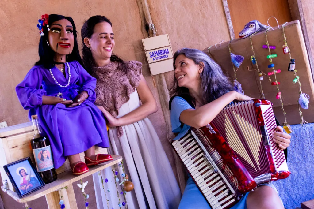 Com trilha executada ao vivo, Samarina homenageia as mulheres bonequeiras, erveiras e contadoras de histórias do Brasil.