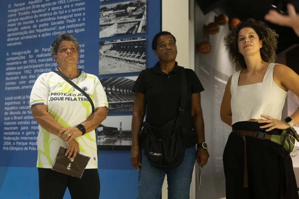 Ao lado de ex-jogadoras, Aira Bonfim reforça que a presença feminina no futebol ultrapassa o campo e envolve memória, trabalho e organização coletiva.