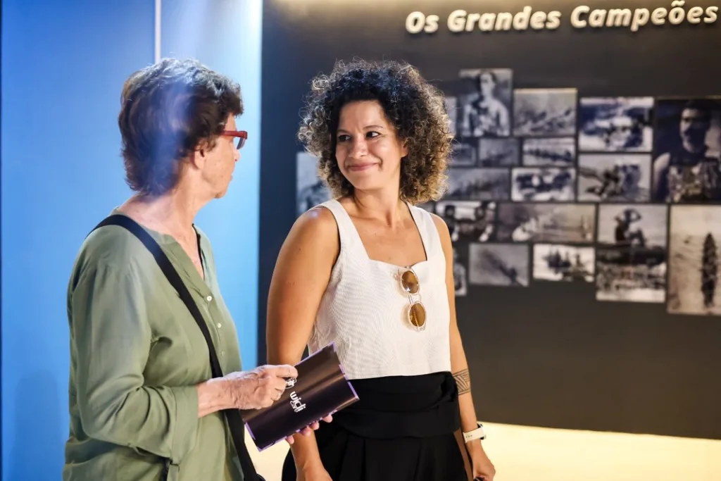 Aira Bonfim pesquisa trajetórias femininas no futebol e afirma que os campos de várzea ajudaram a preservar histórias apagadas das competições e instituições oficiais.