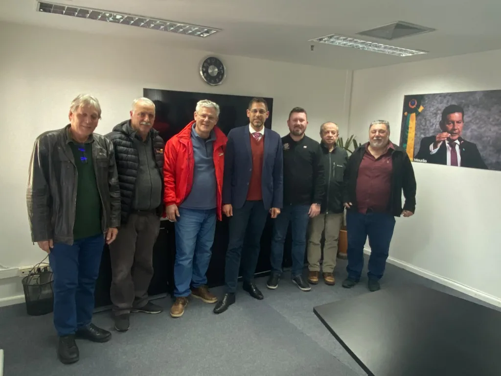 Centrais sindicais estiveram no gabinete do senador Hamilton Mourão (Republicanos-RS) para defender a aprovação da medida