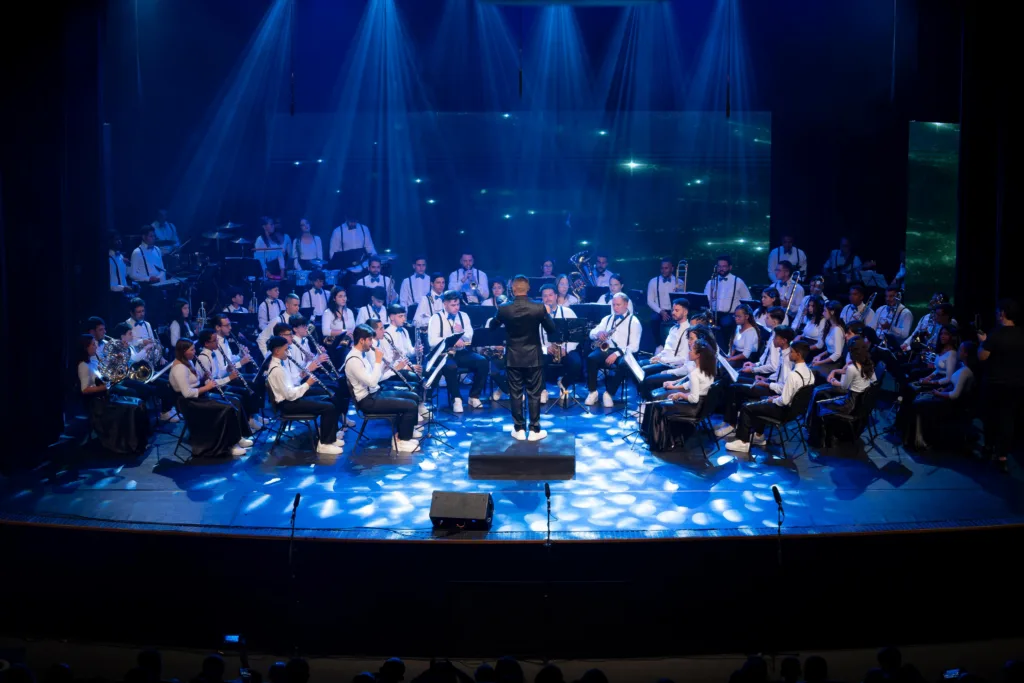 Música, formação e arte em cena. O espetáculo do Instituto Arte Jovem celebra uma década de atuação no DF, reunindo alunos, ex-alunos e educadores em uma apresentação que mistura música e emoção no palco do Teatro Nacional.