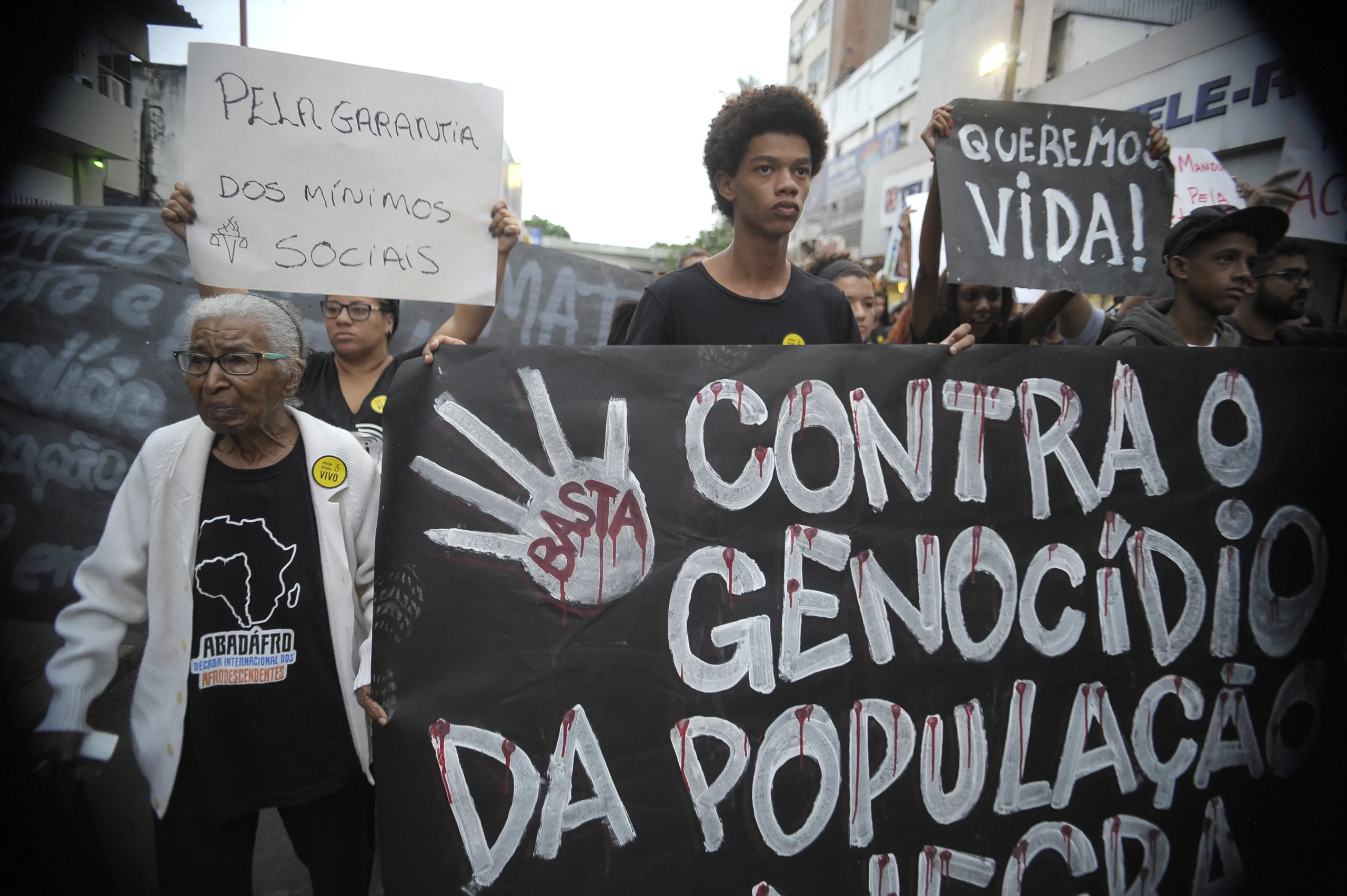 Rio de Janeiro - Em ato Contra o Genocídio da Juventude Negra, manifestantes protestam contra a morte de cinco jovens negros por PMs no último sábado (28), em Costa Barros, na zona norte (Tomaz Silva/Agência Brasil)