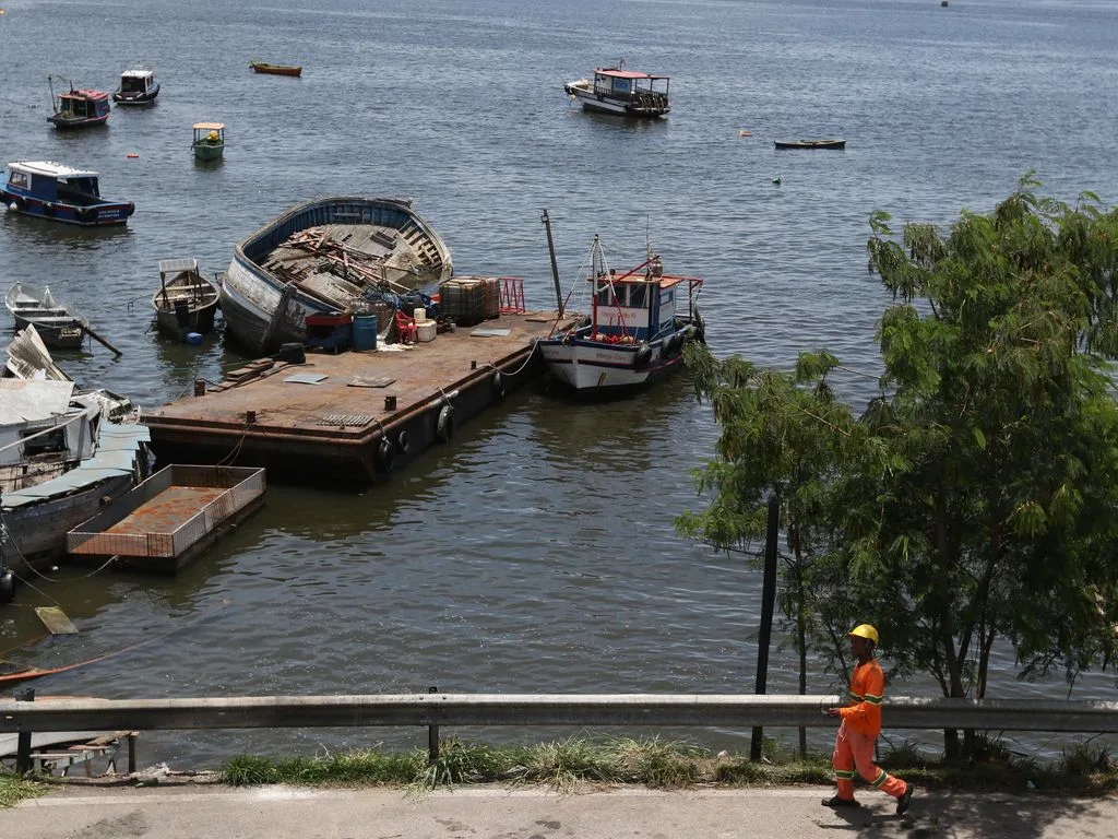Foto de 2022 da Agência Brasil registra abandono de embarcações na Baía de Guanabara, uma realidade que o curso busca reverter