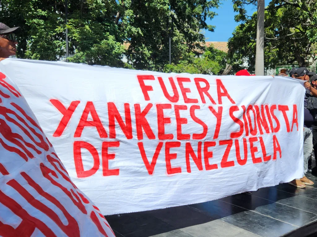 Cartazes e faixas defendiam que estadunidenses e israelenses deixem o país.