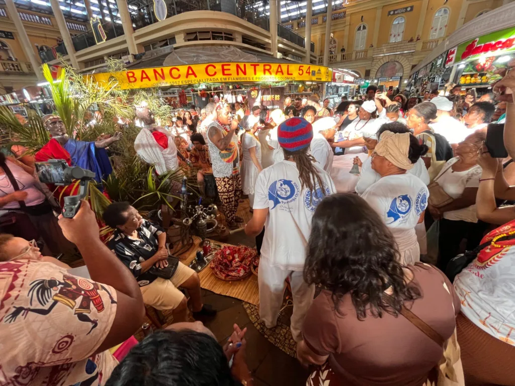 Celebração do povo de terreiro junto ao Bará do Mercado, no centro do Mercado Público de Porto Alegre