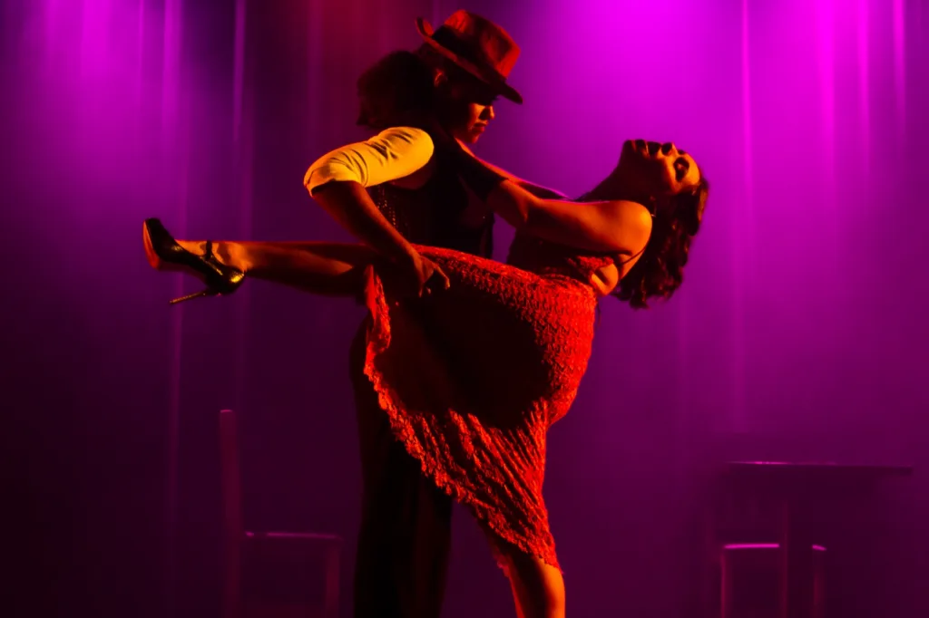 'Coração Fatal' estreia nesta semana no Teatro Bruno Kiefer, em Porto Alegre, com atuação estilizada inspirada nos clássicos policiais dos anos 1940