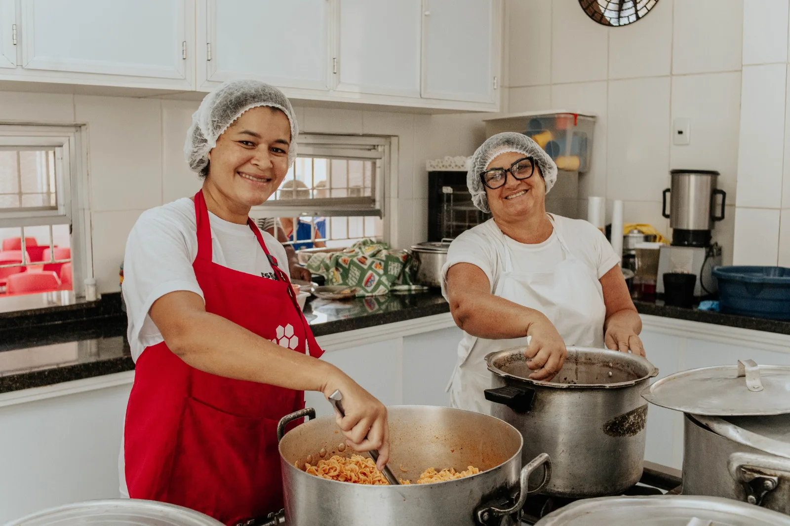 Merendeiras da rede pública de Maricá posam para foto de avental e touca