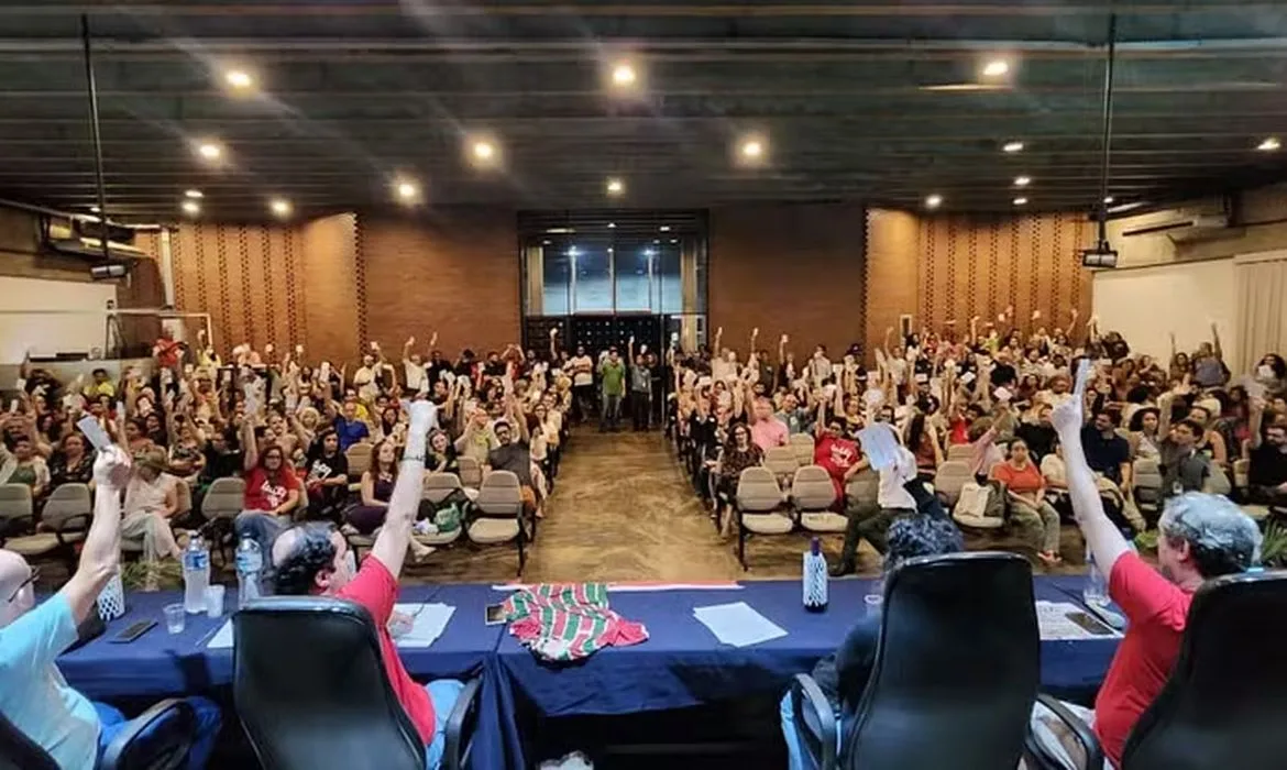 Professores da UERJ decidiram, em assembleia, pelo fim da greve iniciada há mais de três meses