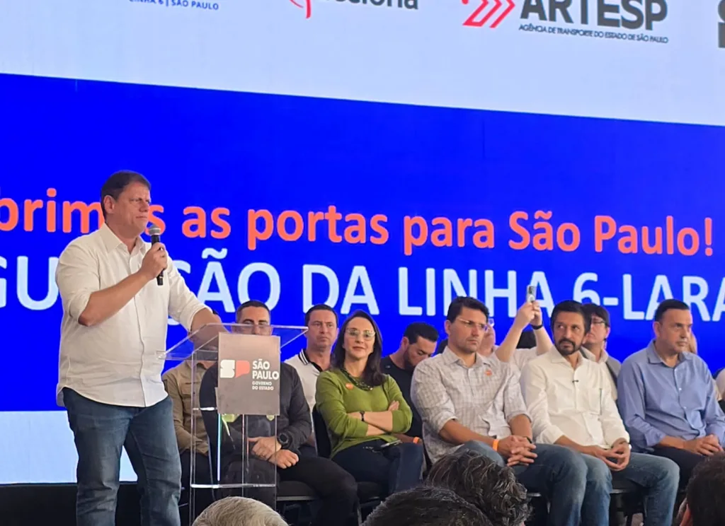 Linha Laranja do Metrô de SP é inaugurada por Tarcísio no limite do calendário eleitoral, com operação parcial e sem integração