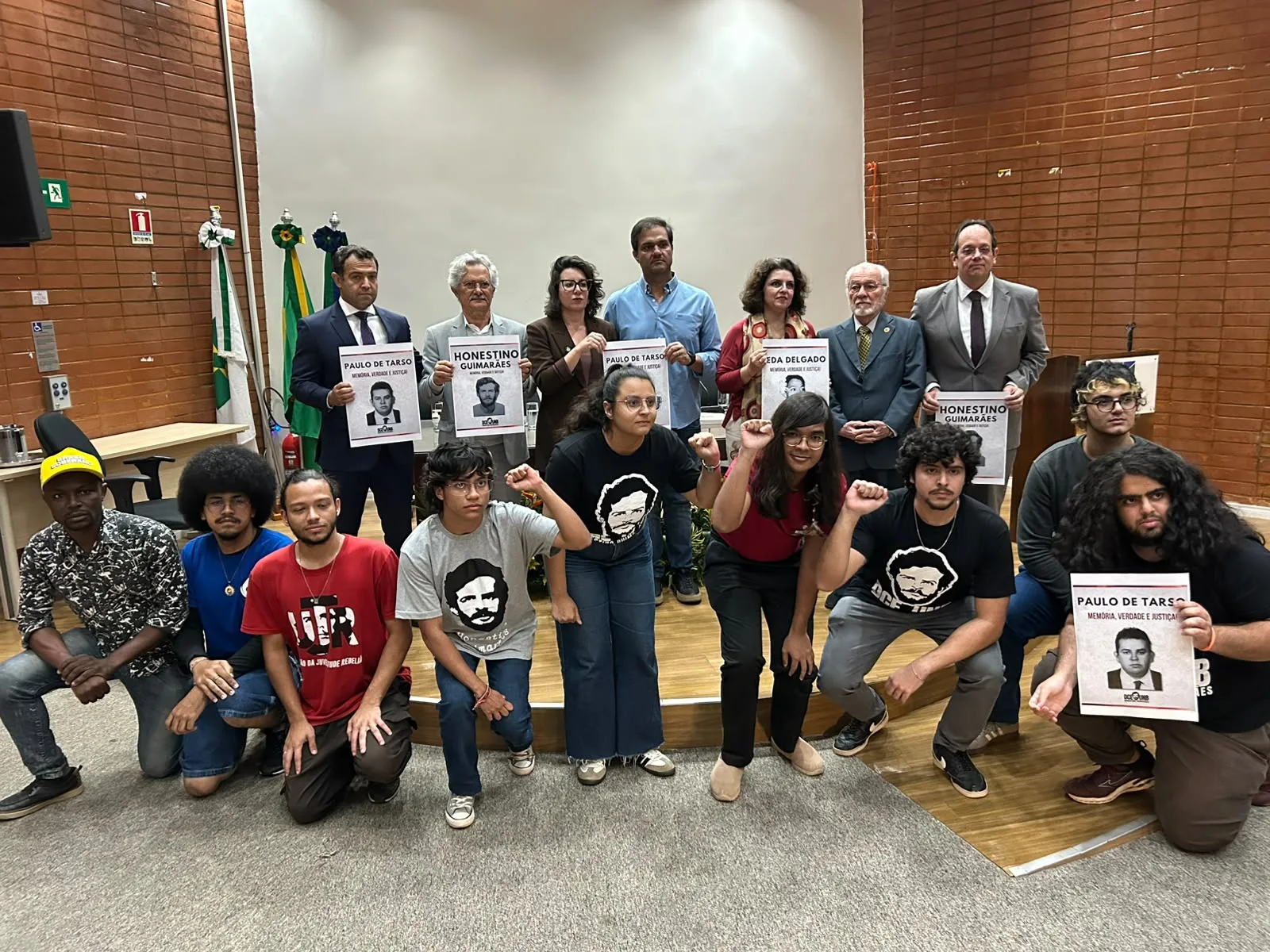 Autoridades, familiares, estudantes e representantes de organizações de memória participaram da cerimônia realizada no auditório da Faculdade de Direito da UnB.