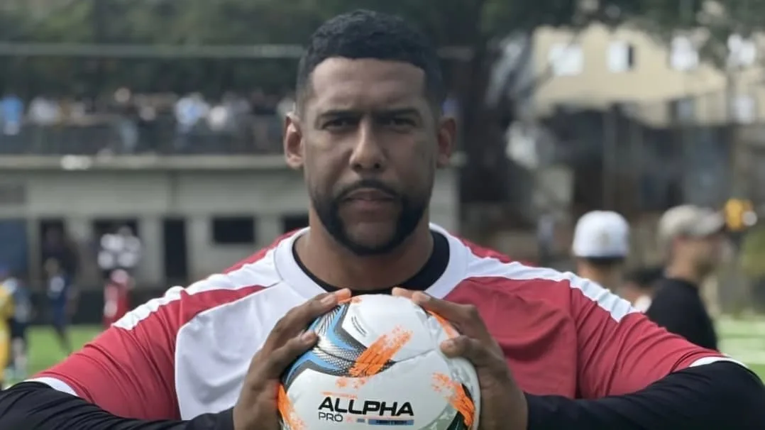 O ex-goleiro e escritor Aranha