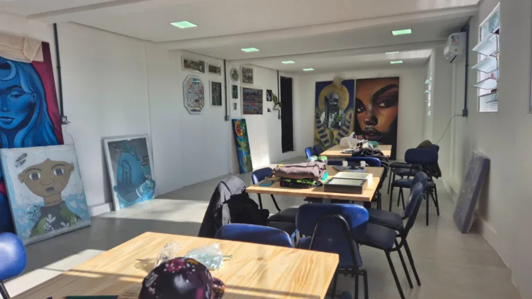 Estudantes viabilizam reforma de espaço cultural no Morro da Cruz, em Porto Alegre