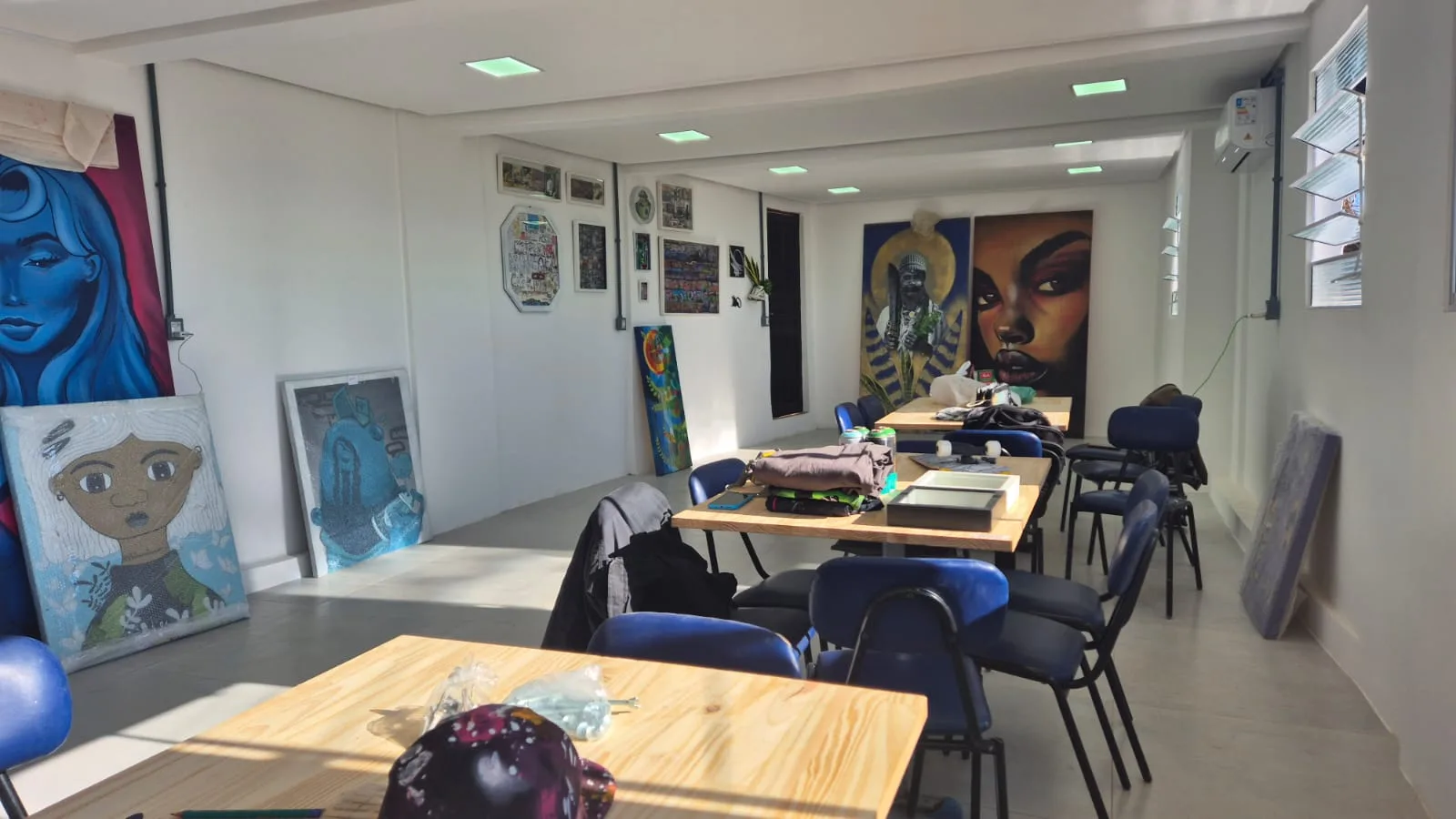 Antigo galpão cultural no Morro da Cruz, na zona leste de Porto Alegre, que passou por reforma estrutural e será inaugurado como Escola de Graffiti e Artes Visuais Tio Trampo
