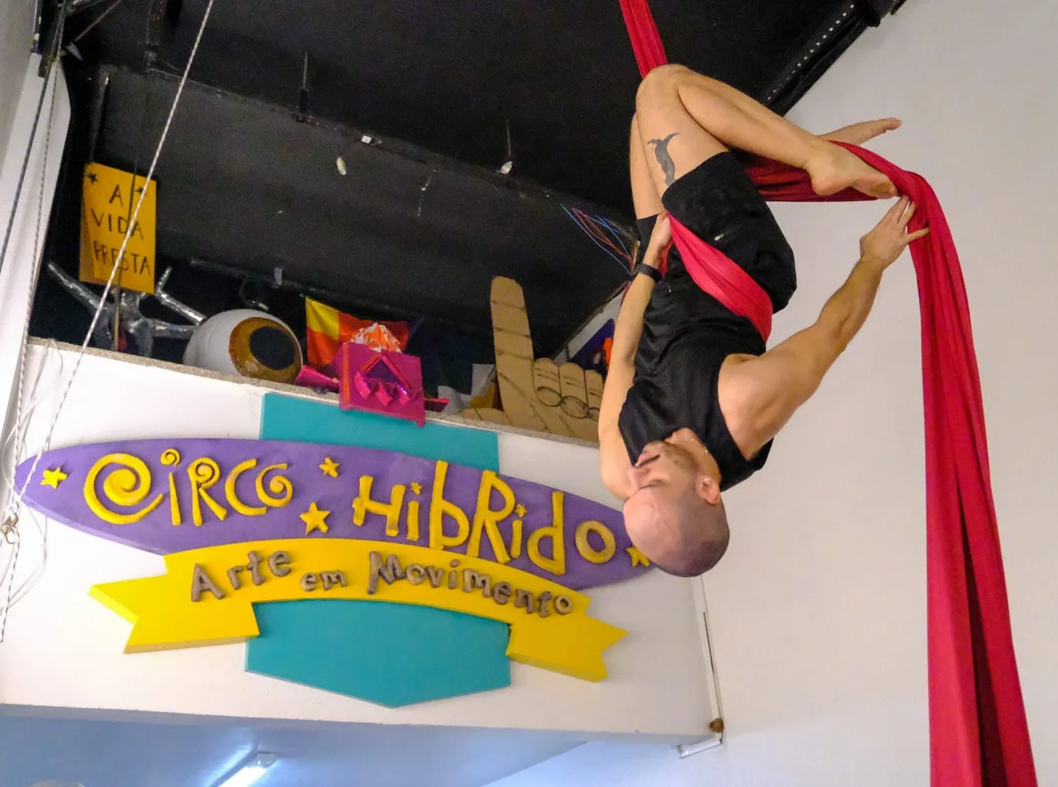 Dança aérea em tecido é o carro-chefe do Circo Híbrido, grupo aberto à multiplicidade das linguagens artísticas e às práticas de ensino-aprendizagem