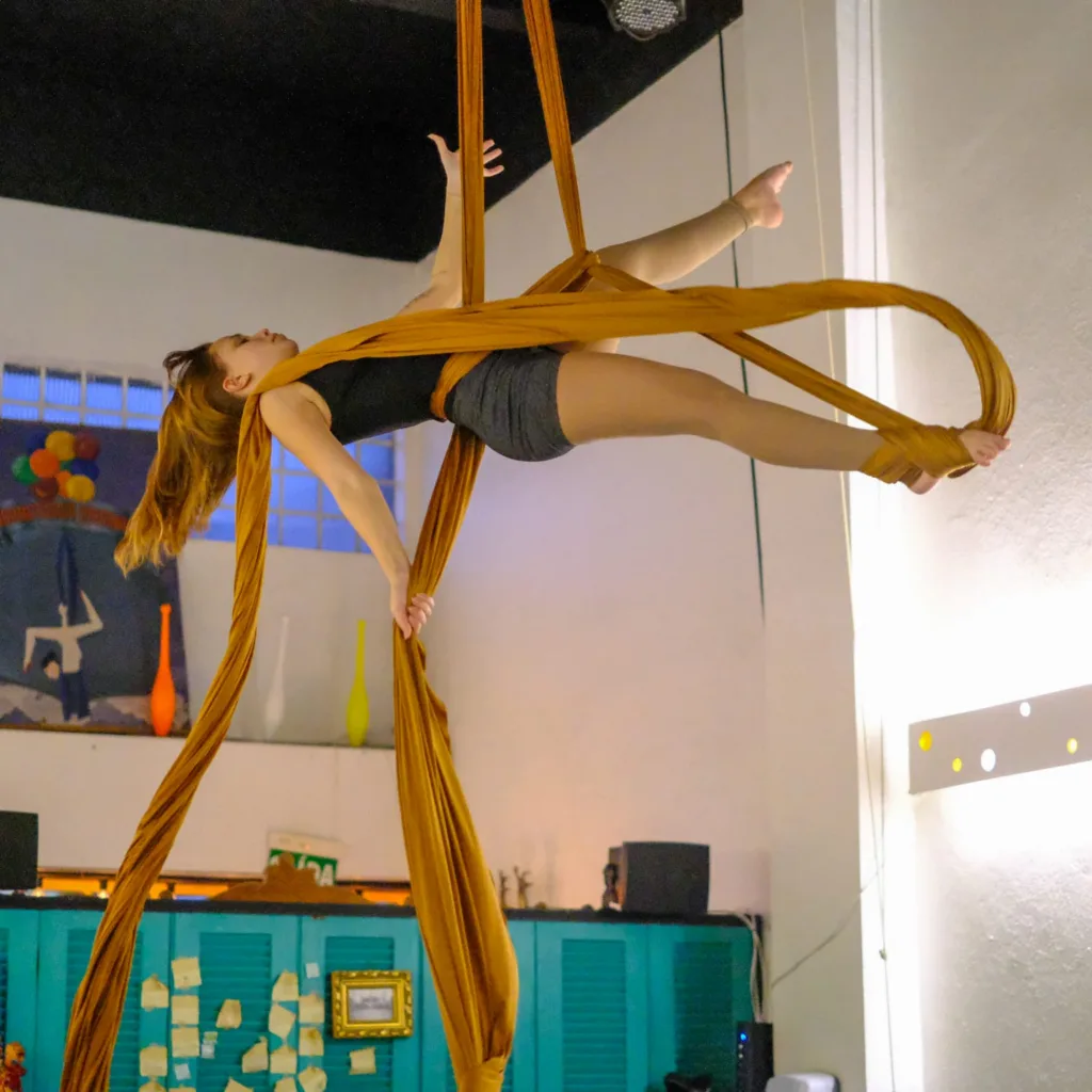 Dança aérea em tecido, em que se descobre o corpo no ar, unindo força, criatividade e técnica