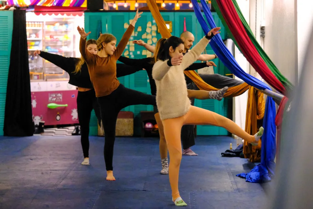 Aulas vão de dança em tecido aéreo a movimentos no solo e flexibilidade