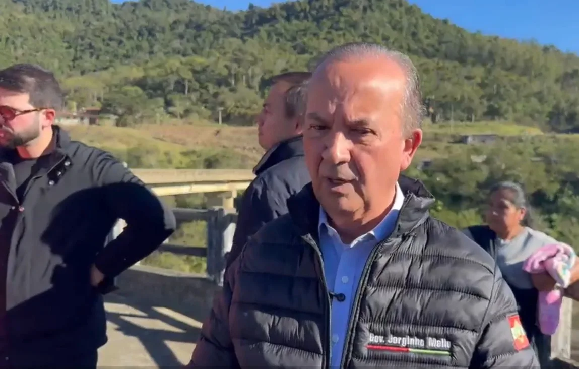 Jorginho Mello durante visita à barragem em terra indígena em SC