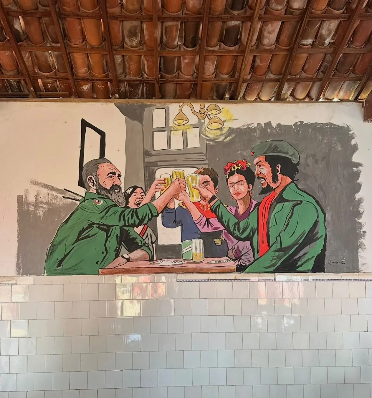 o brinde à revolução com Che Guevara, Fidel Castro e Frida Kahlo