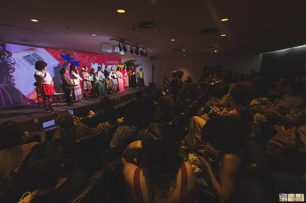 Participantes acompanham a abertura da 19ª edição do Festival Latinidades, que neste ano colocou a saúde mental e as condições de trabalho no setor cultural no centro da programação.