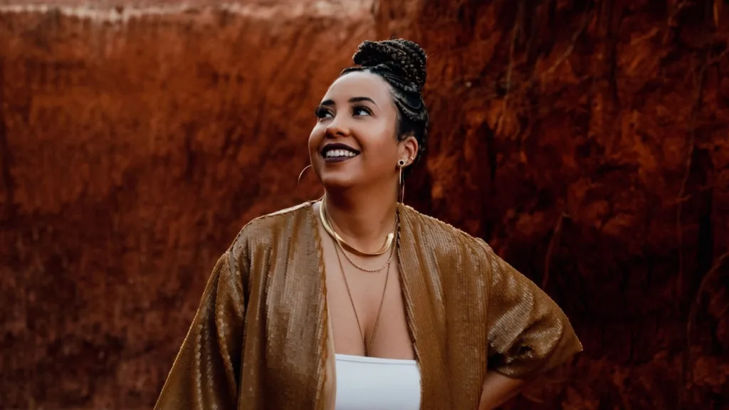 Neste Julho das Pretas, a cantautora Letícia Fialho fala sobre a força da presença feminina e negra na música brasileira