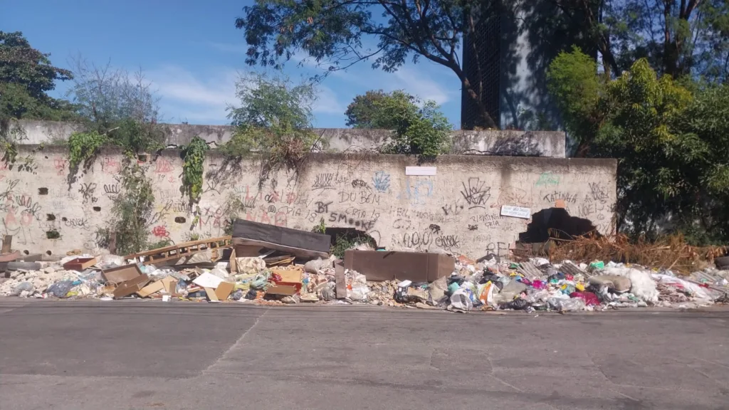 Lixo e entulho se acumulam nas proximidades da Fundação para a Infância e Adolescência (FIA) em Padre Miguel