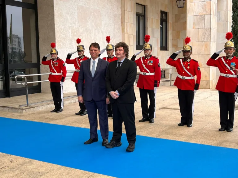 Milei e Tarcísio não falam com a imprensa em encontro de homenagem ao argentino