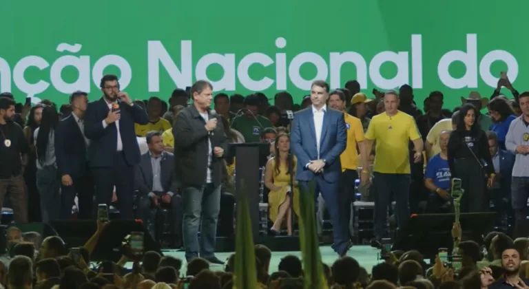 Flávio Bolsonaro lança candidatura à presidência em evento com a mãe, mas sem irmãos e o pai