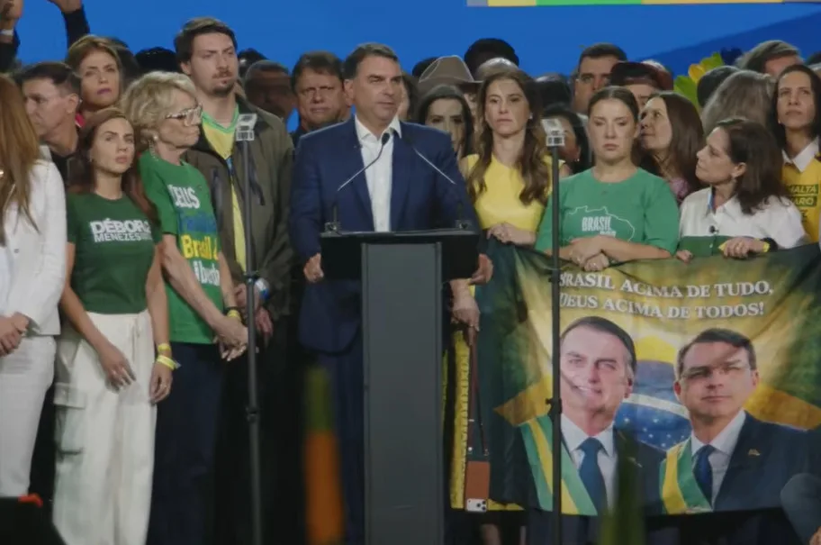 No jingle de campanha, nos discuros, faixa e gritos, o ex-presidente, que está preso em casa, foi o principal assunto da convenção do PL
