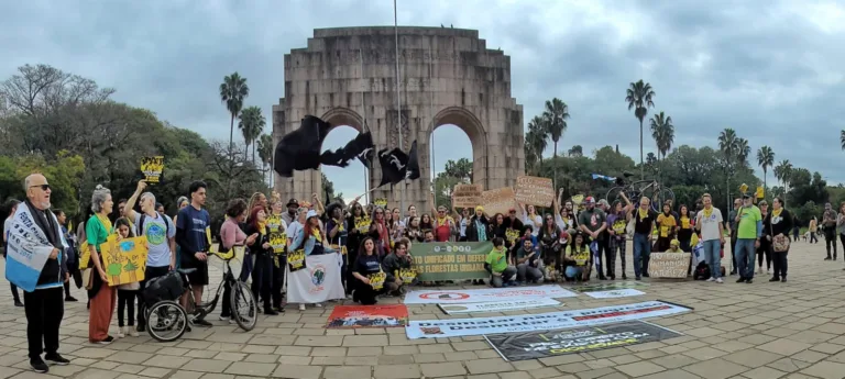 ‘O clima é de luta’: caminhada encerra Semana de Ação Climática de Porto Alegre