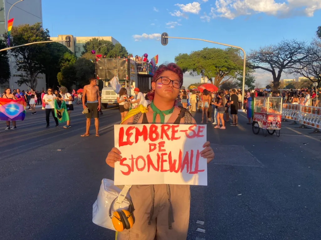 Haru Iida durante a 27ª Parada do Orgulho LGBT+ de Brasília.