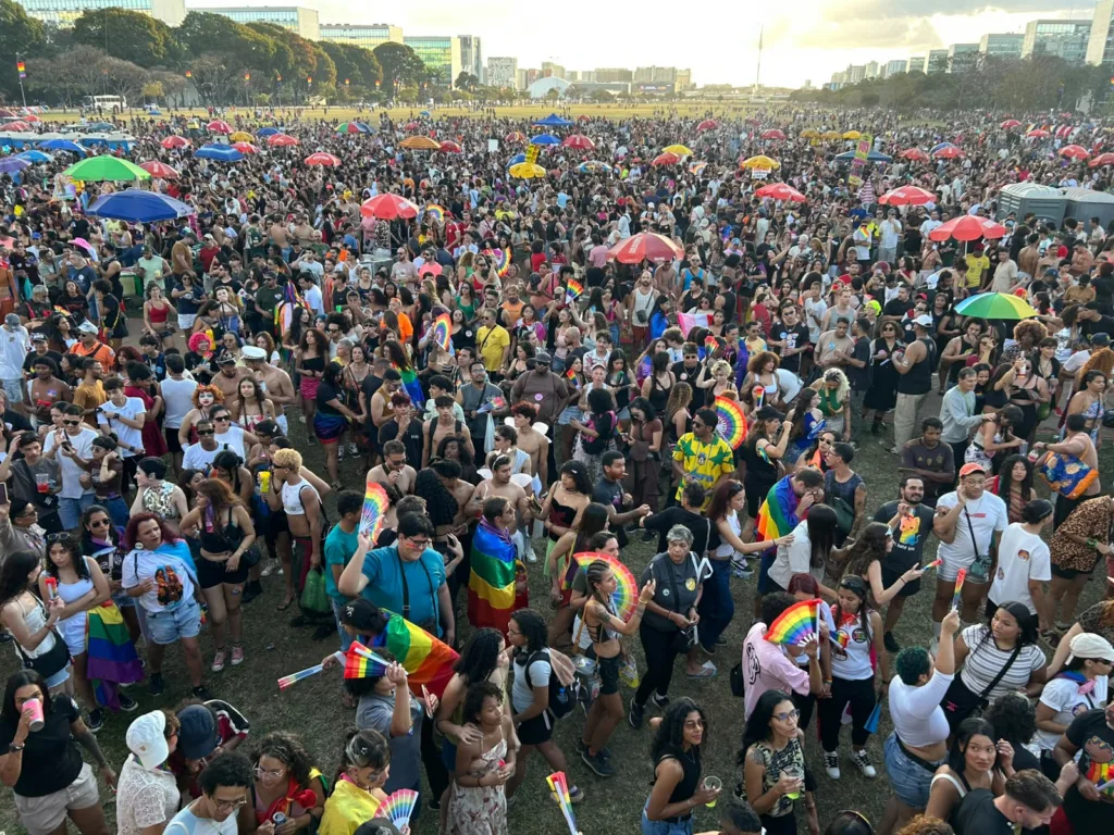 27ª Parada do Orgulho LGBT+ reuniu milhares de pessoas na Esplanada dos Ministérios.