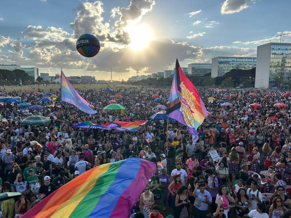 A manifestação levou milhares de pessoas ao centro do poder político do país para defender direitos, representatividade e participação da população LGBT+ nas eleições de 2026.