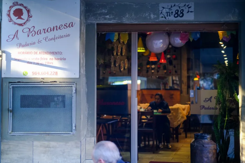 A rua tem bares, grafites, restaurantes simples para o dia a dia