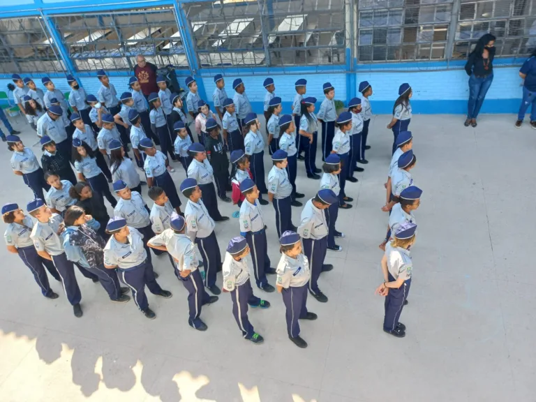 Escolas cívico-militares em MG ‘apostam na obediência, não na crítica’, analisa especialista 