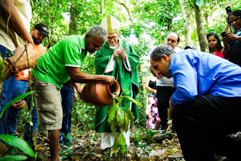 Plantio de mudas por familiares de Zé Claudio e Maria foi um dos momentos mais simbólicos da 11ª Romaria dos Mártires da Floresta.