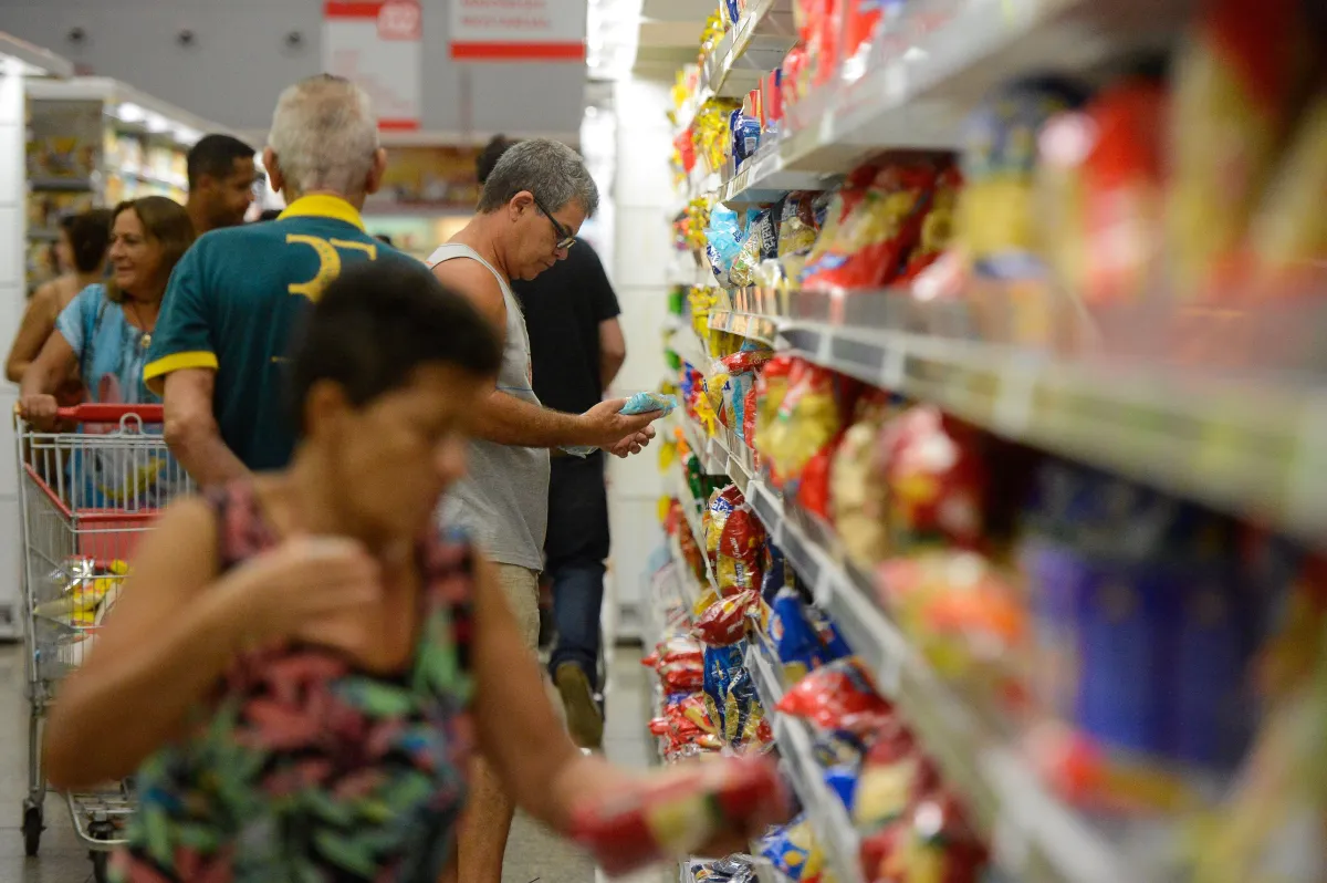 Preços dos alimentos no supermercado impacta custo de vida, principalmente das famílias mais pobres