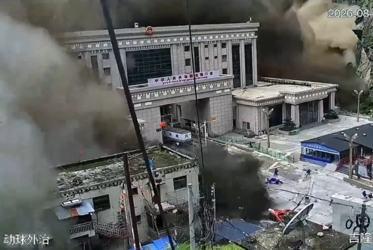 Uma inundação devastadora atinge edifícios no posto de fronteira de Gyirong, na fronteira entre a China e o Nepal, em 26 de agosto de 2026.